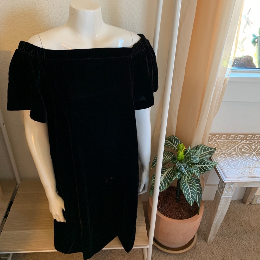 🎬 NWT loft black velvet dress 🎬